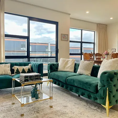Family Home In Central Auckland With Parking & Heat Pumps